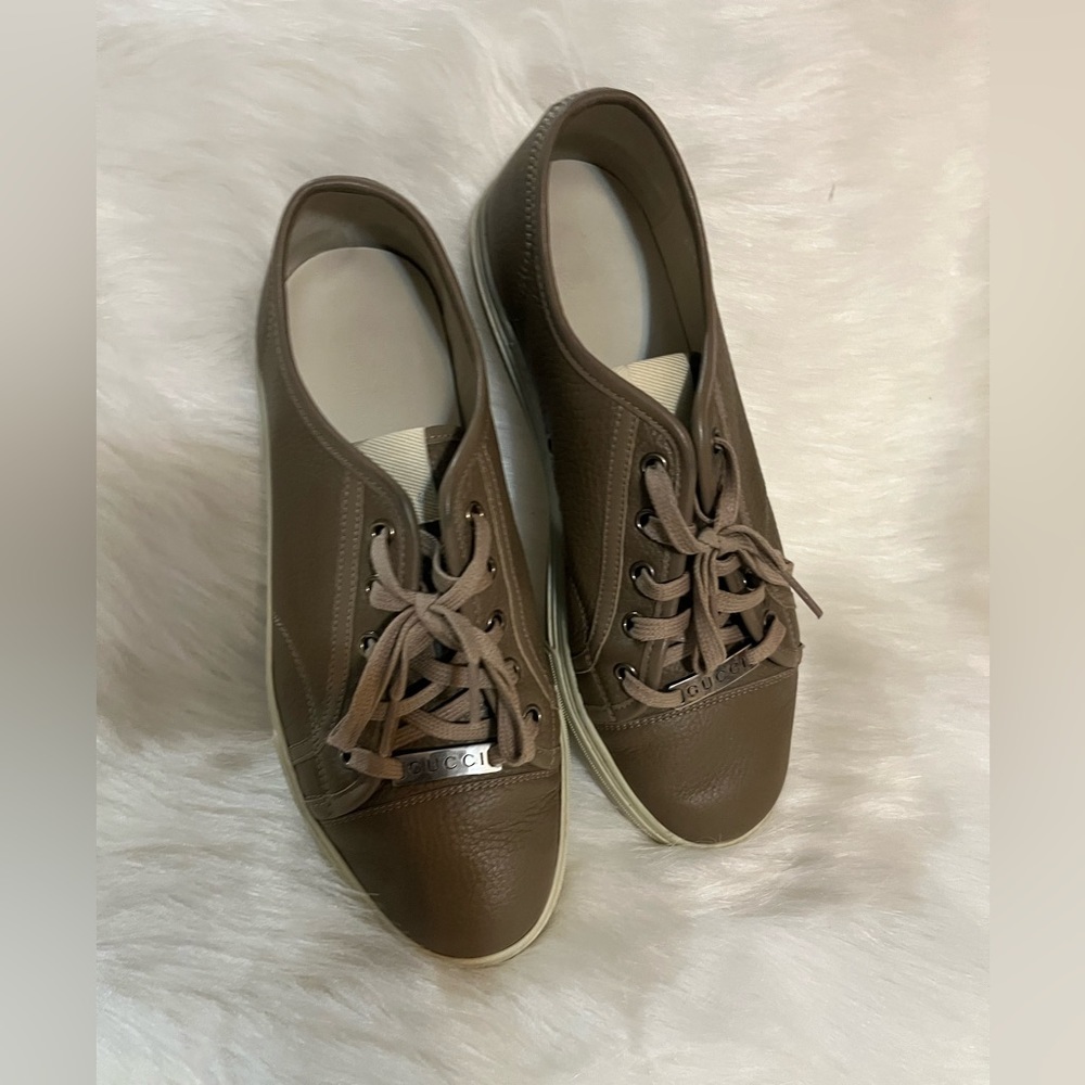 Gucci low cut sneakers men size 9, Women 11